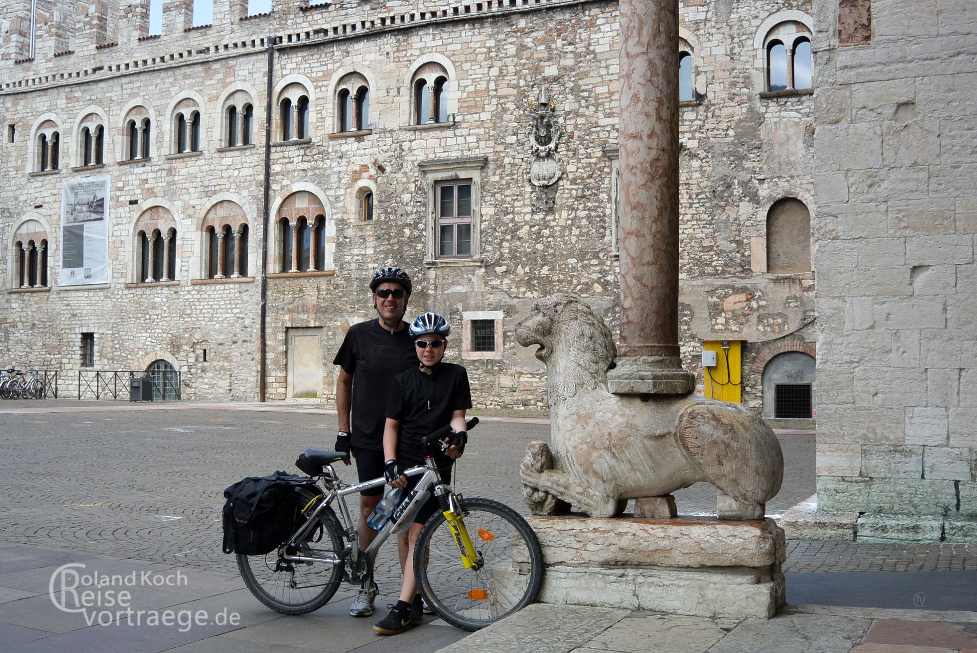Via Claudia Augusta, mit dem Rad am Domplatz Trento Trient, Italien